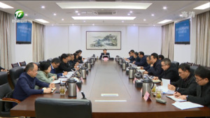 市政府召开党组会暨理论学习中心组学习会