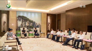 凌云与周红军一行举行工作会谈