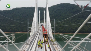 池黄铁路太平湖特大桥开始铺轨