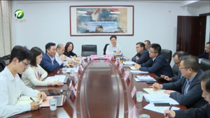 何毅与王前利一行举行工作会谈