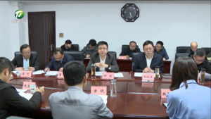 何毅与房晓一行举行工作会谈