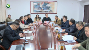 何毅与梁美珍一行举行工作会谈