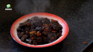 休宁：新年美食原生态 苦槠豆腐天然香