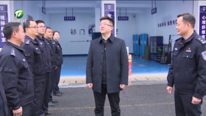 何毅在慰问一线坚守岗位干部职工和检查市场供应 食品安全工作时强调用心用情守护万家灯火 确保全市人民度过欢乐祥和的新春佳节