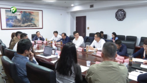 何毅与吴永泽一行举行工作会谈    张亚强等参加
