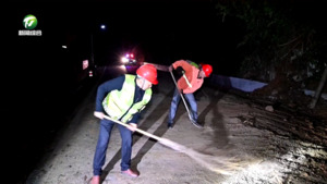 简讯：祁门县：省道突发山体塌方 交通部门连夜抢通