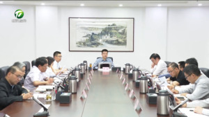 市政府召开党组会暨理论学习中心组学习会 何毅主持