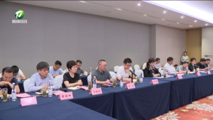 凌云与省政府驻广州办事处及有关企业考察团一行举行工作会谈   伍春宏、张亚强参加