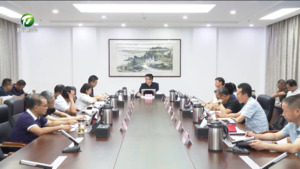 市政府召开党组会暨理论学习中心组学习会 何毅主持