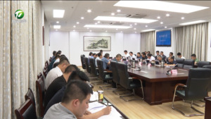 市政府召开党组会暨理论学习中心组学习会  何毅主持