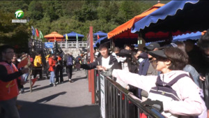 黄山之巅志愿红 用心宠客展温情