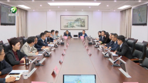 何毅与张春远一行举行工作会谈