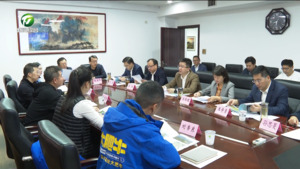 何毅与戴文建举行工作会谈     江卓琪参加