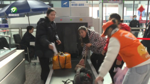 铁路春运第一天 暖心服务温暖旅客归乡路