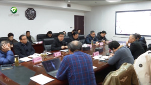 何毅与袁岚峰一行举行工作会谈
