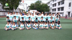 简讯：爱心企业向休宁县商山小学捐赠足球装备