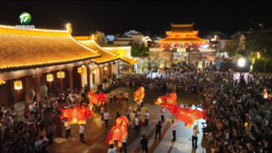 简讯：歙县：古城幻夜鱼龙舞 鱼灯文创产品受游客追捧