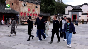 香港著名導演王晶在徽州區(qū)呈坎景區(qū)為新電影勘景