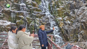 休宁：高山瀑布结冰瀑 冬日仙境引客来