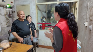 暴雨来袭紧急转移 党员守护群众平安