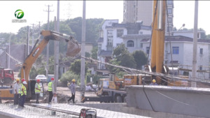 桥梁吊装启动 徽州区南山路停车场工程项目迎来关键节点