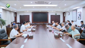 征求对市第八次党代会报告的意见和建议 市委召开市级老同志座谈会 丁纯主持并讲话