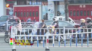 电动自行车新规施行  交警开出多张罚单