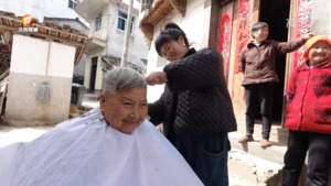 免费理发10多年 爱心善举传佳话