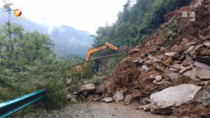 冒雨清理塌方 保障公路通畅