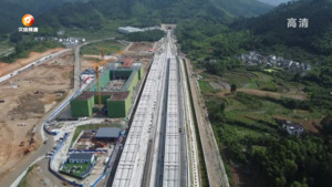 池黄铁路站前三标黄山西站无砟轨道道岔施工完成