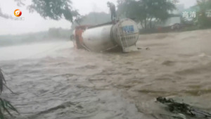 强降雨致河水暴涨  货车司机被困河中
