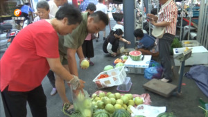 休宁：布设摊点惠民生 瓜果飘香不滞销