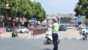歙县：交警“汗”卫畅通出行