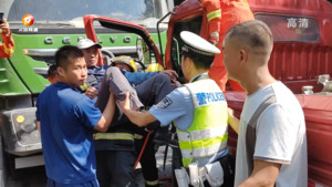 货车相撞  司机被困