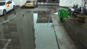 小区大片积水 居民盼解决