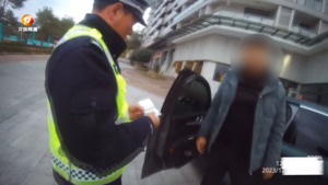 黄山区一男子逼停救护车被处罚