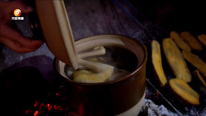 炭火砂锅煨土鸡  那叫一个鲜