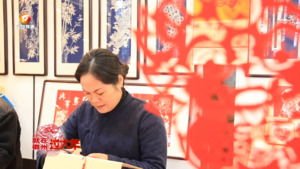 徽州手工剪纸热卖  “龙”元素走俏市场