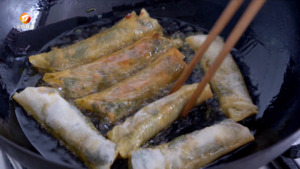 荠菜春卷：寒冬里的春天味道