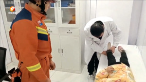 女童脚部被卡自行车 消防员快速解救