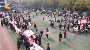 小集市大爱心 雷锋精神代代传