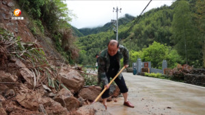 狮石乡：强降雨引发山洪塌方 党员干部紧急救援