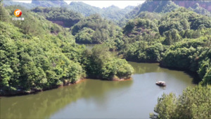 水光潋滟云岩湖 疑似翡翠落人间