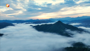 日出云海映天地 群山环抱展画卷