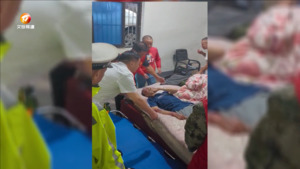 高龄老人家中摔倒 镇村干部冒雨救助