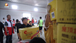暴雨中的希望之光：爱心物资暖人心
