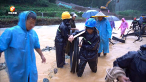 歙县岭口村：抢修受损电力线路