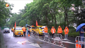 道路突发塌陷 多部门迅速出动抢险
