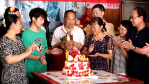 百岁老兵迎“八一” 红色精神代代传