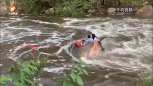 黄山区：五旬民警两次飞身下水救人